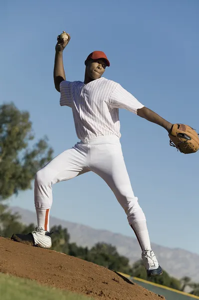 Baseball pitcher throwing ball — Stock Photo, Image