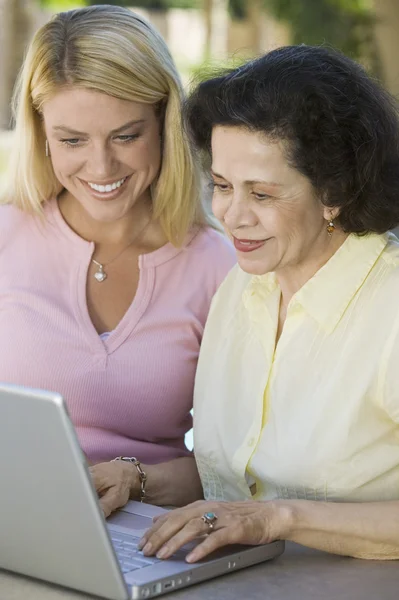 母亲和女儿使用笔记本电脑 — 图库照片