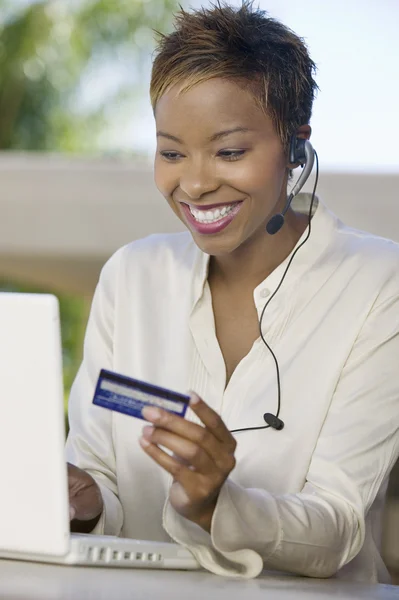 Woman make online purchase — Stock Photo, Image