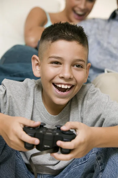 Niño feliz jugando videojuegos —  Fotos de Stock