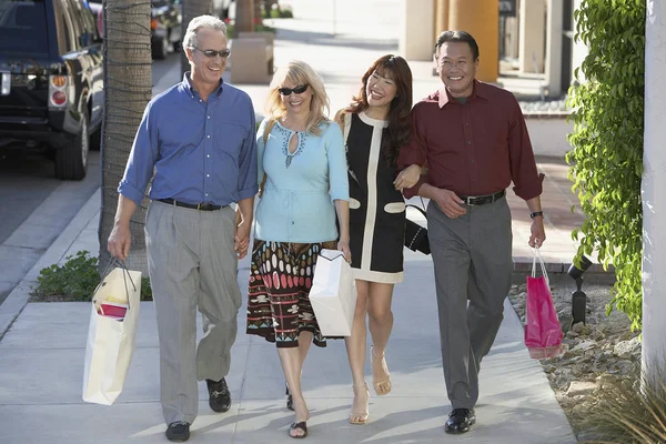 Parejas en viaje de compras — Foto de Stock