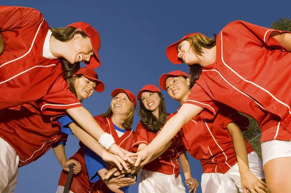 Equipe de softball em huddle — Fotografia de Stock