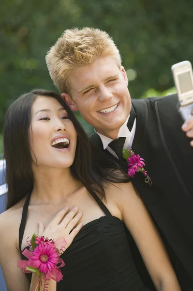 Casal tirando sua própria foto — Fotografia de Stock