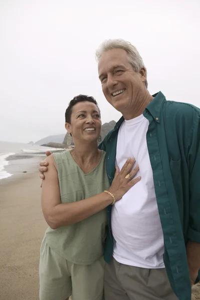Couple embracing on beach — Stock Photo, Image