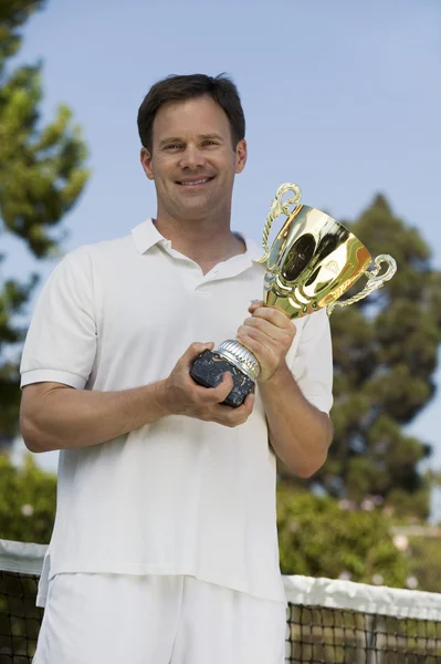 Uomo che tiene il trofeo di tennis — Foto Stock