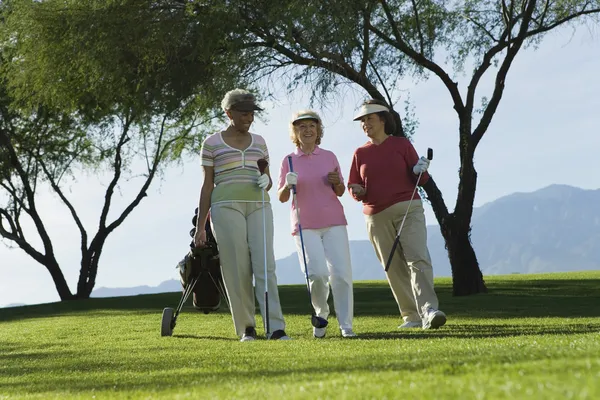 Mulheres caminhando no campo de golfe — Fotografia de Stock