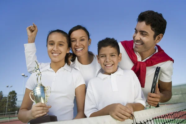 Tenis Familia celebración trofeo — Foto de Stock