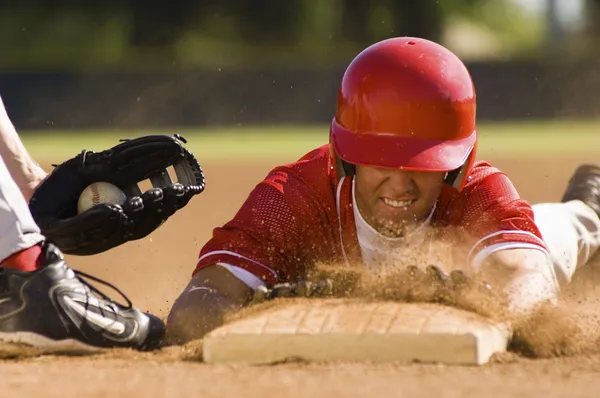 Basebollspelare glidande — Stockfoto