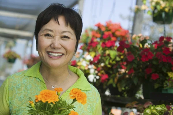 Mulher segurando Marigolds — Fotografia de Stock