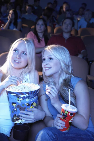 Vänner tittar på film i movie theater — Stockfoto