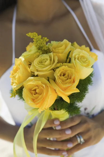 Novia con ramo de rosas — Foto de Stock