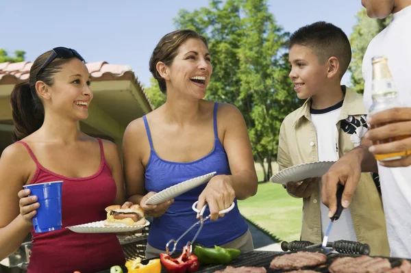 Familie verzameld rond grill — Stockfoto