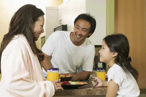 Familjen njuter av frukost tillsammans — Stockfoto