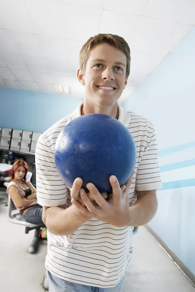 Uomo alla pista da bowling — Foto Stock