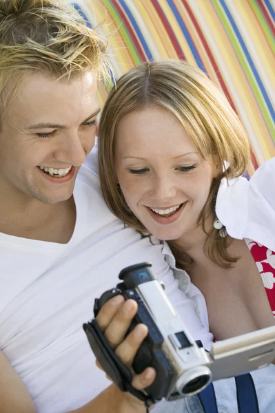 Pareja viendo cámara de vídeo — Foto de Stock