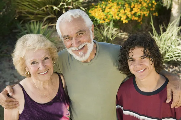 Adolescente chico con abuelos — Foto de Stock