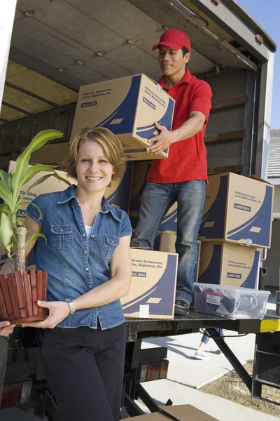 Levering man lossen dozen van vrachtwagen — Stockfoto