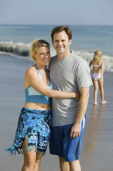 Casal na praia — Fotografia de Stock