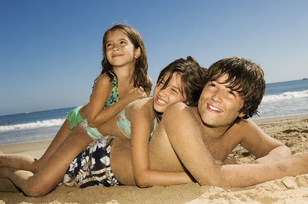 Crianças brincando praia — Fotografia de Stock