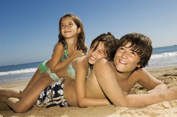 Enfants jouant plage — Photo