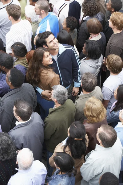 Pareja en multiétnico multitud — Foto de Stock