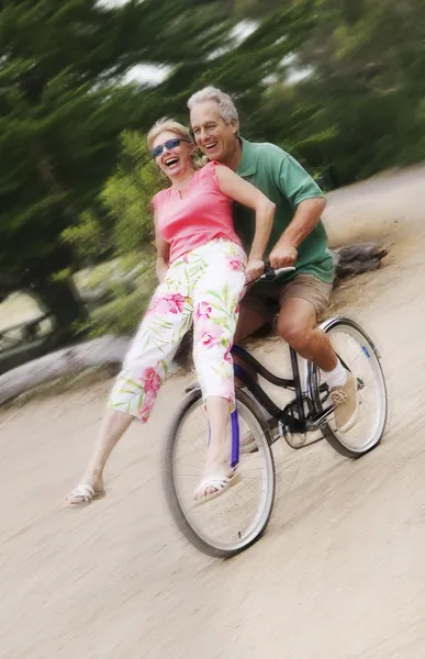 Mulher no guidão da bicicleta — Fotografia de Stock