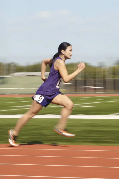 Atleta feminina na pista de corrida — Fotografia de Stock