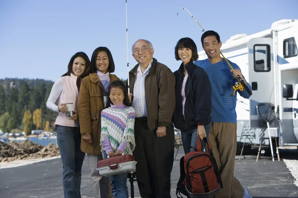 Famille tenant des cannes à pêche — Photo