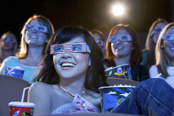 Mujeres viendo una película en 3D — Foto de Stock