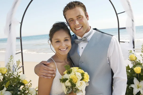 Bride and Groom Under Archway — Stock Photo, Image