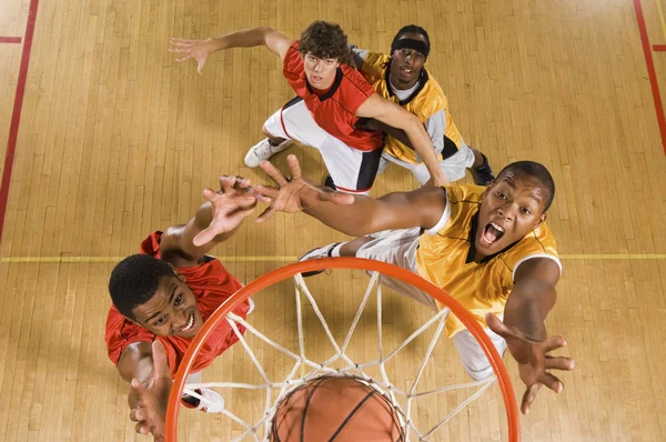 Jugador de baloncesto dunking basketball —  Fotos de Stock