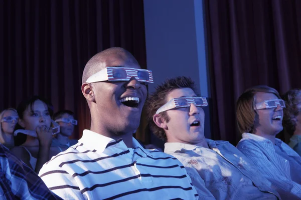 Unga män tittar på en film på 3-d — Stockfoto