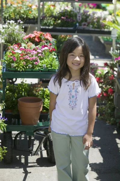Dívka stojící v zahradnictví — Stock fotografie