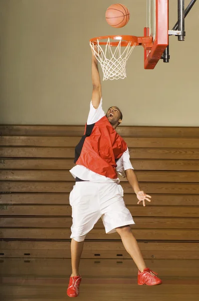 Basketbol oyuncu eksik slam dunk — Stok fotoğraf