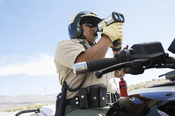 Oficial de policía usando pistola de radar — Foto de Stock