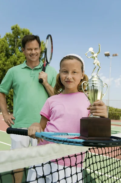 Far och dotter på tennisbana — Stockfoto