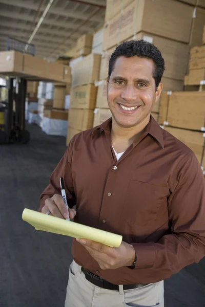 Supervisor de inventario en almacén — Foto de Stock