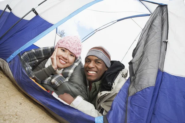 Para przed namiot kempingowy — Zdjęcie stockowe
