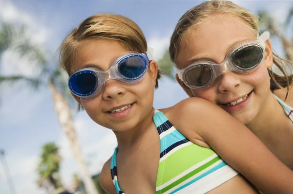 Meisjes dragen zwemmen bril — Stockfoto
