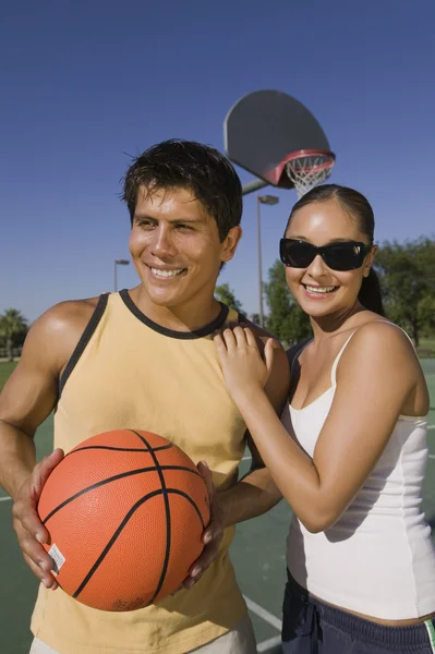 Couple au terrain de basket . — Photo