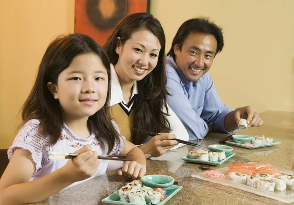 Familjen äta Sushi tillsammans — Stockfoto