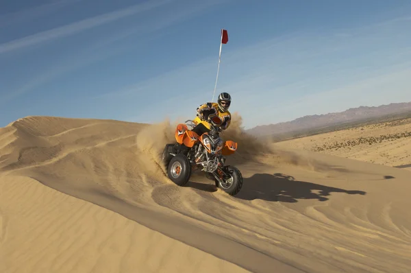 Homem equitação quad bike — Fotografia de Stock