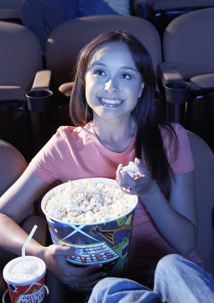 Mujer viendo películas en el teatro — Foto de Stock