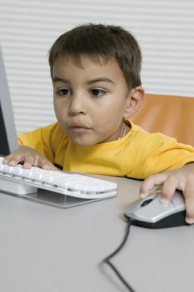 Menino usando computador — Fotografia de Stock