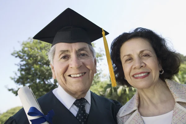 Senior graduate and wife — Stock Photo, Image