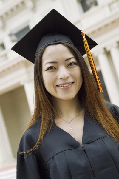 Jovem Mulher Graduada — Fotografia de Stock