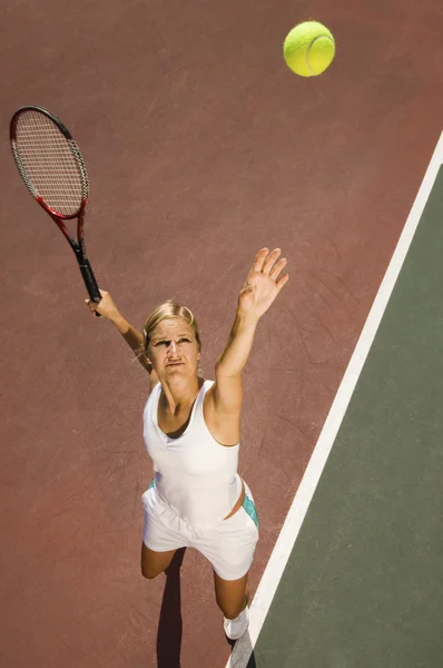 Mujer con pelota de tenis — Foto de Stock