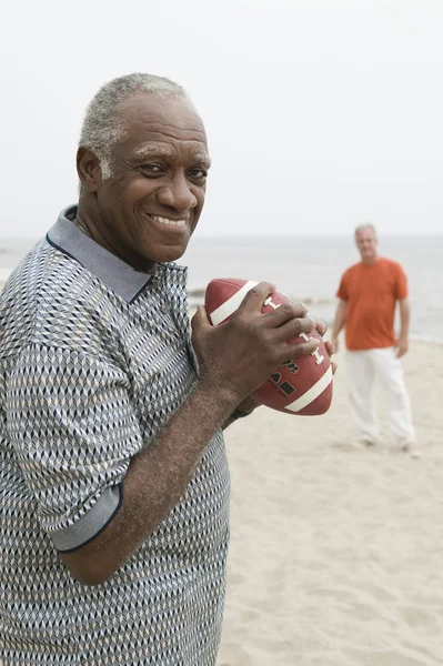 Senior män spelar amerikansk fotboll — Stockfoto