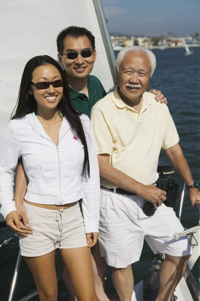 Familjen på segelbåt — Stockfoto