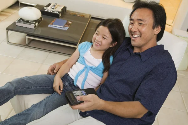 Baba ve kızı birlikte televizyon izliyorlar. — Stok fotoğraf